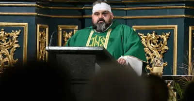Medal Misji Jana Karskiego dla ks. Adriana z opactwa sióstr Benedyktynek w Jarosławiu